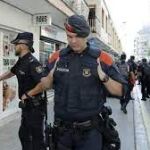 Policías en Pineda de Mar, el día del referéndum ilegal