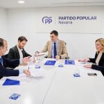 El líder del PP de Navarra, Javier García junto a la secretaria general del partido, Amelia Salanueva firma el acuerdo con Sergio Sayas y Carlos Adanero.