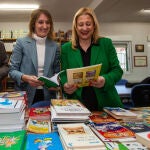 La consejera de Educación, Rocío Lucas, con libros de texto