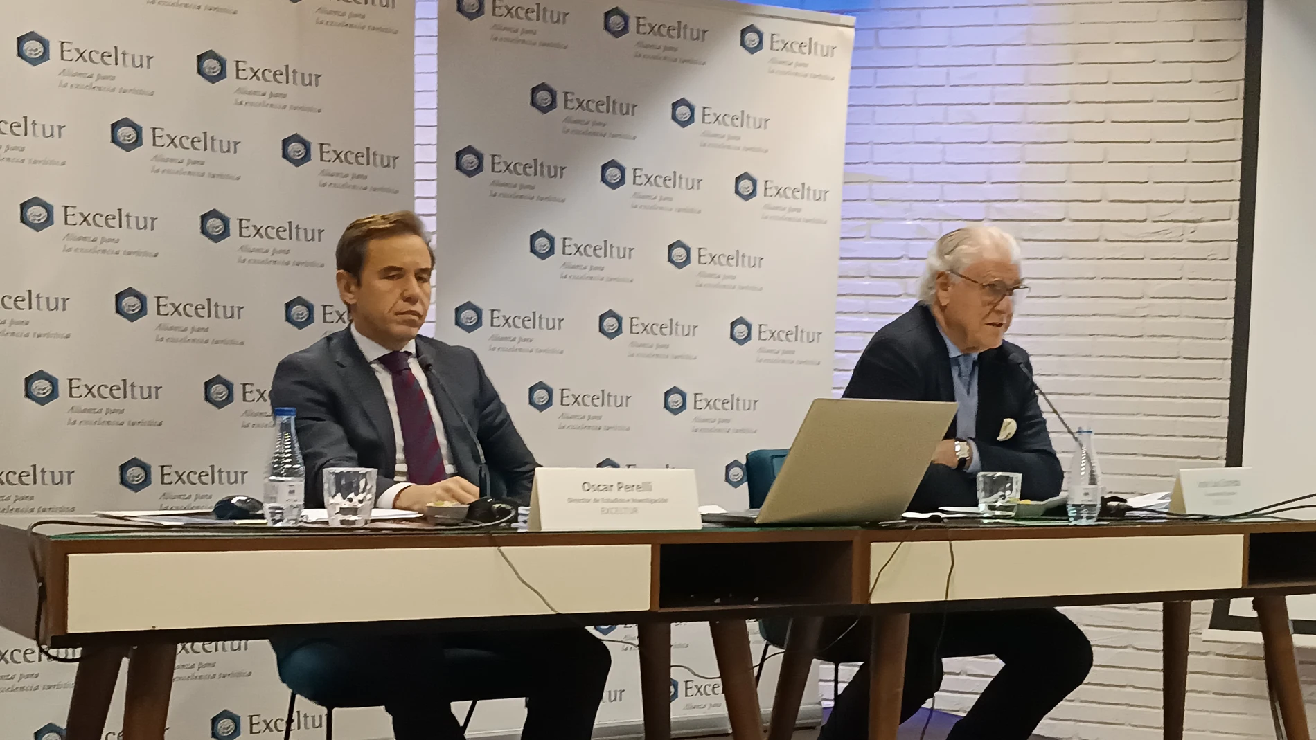 Oscar Perelli y José Luis Zoreda, durante la presentación del último informe de Exceltur con el balance del sector turístico en 2022 y las perspectivas para 2023