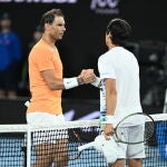 Rafael Nadal saluda a Mackenzie McDonald en el partido del Abierto de Australia
