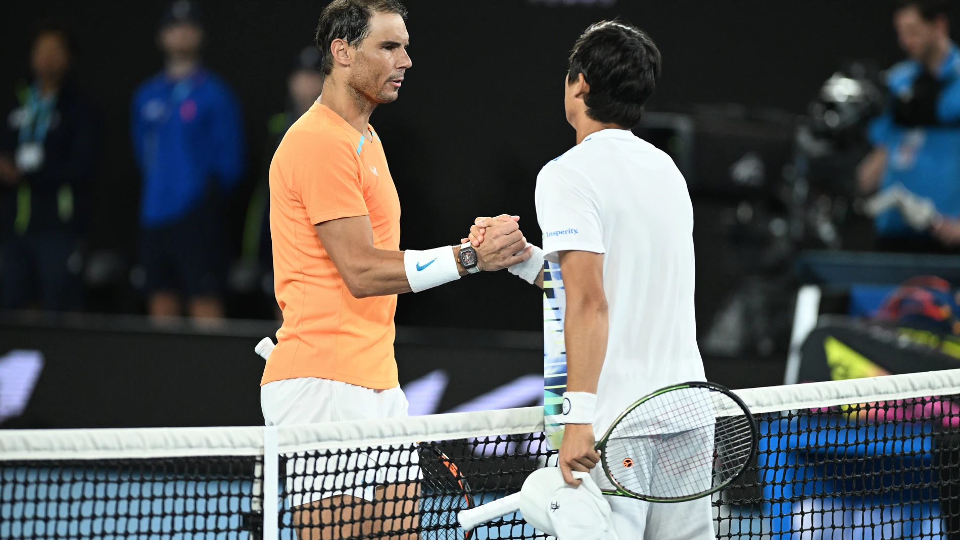 Rafael Nadal saluda a Mackenzie McDonald en el partido del Abierto de Australia