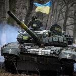 Un tanque T-72 ucraniano luchando en Bajmut
