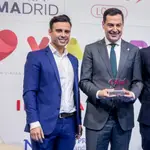 El presidente de la Junta de Andalucía, Juanma Moreno (c), posa con el premio Fitur LGTB+ 2023 que otorga JN Global Project junto a Ifema a Andalucía, durante la Feria Internacional del Turismo, Fitur 2023, en IFEMA. Ricardo Rubio / Europa Press