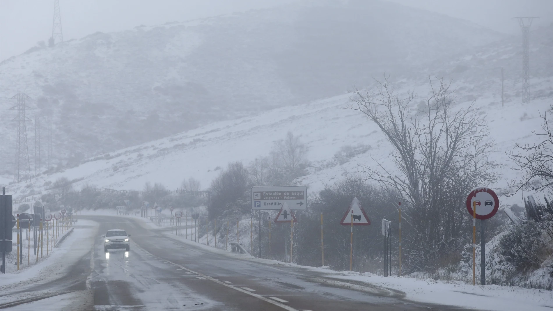 Temporal de nieve en el puerto de Pajares (León)