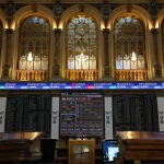 Un panel del Ibex 35 en el Palacio de la Bolsa, a 19 de enero de 2023, en Madrid