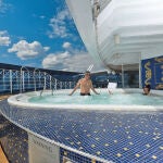 Detalle de un jacuzzi en el exterior de uno de los barcos