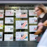 Anuncios de venta y alquiler de viviendas en una inmobiliaria de Madrid