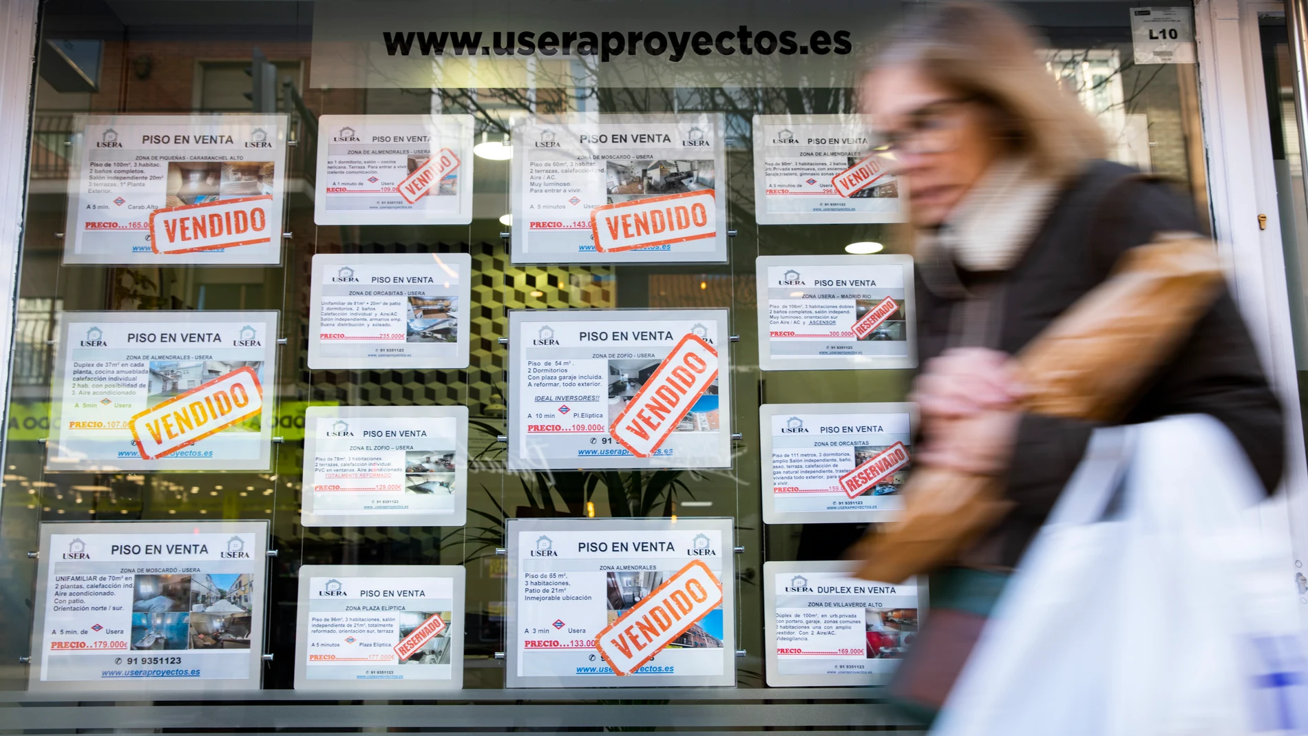 Anuncios de venta y alquiler de viviendas en una inmobiliaria de Madrid