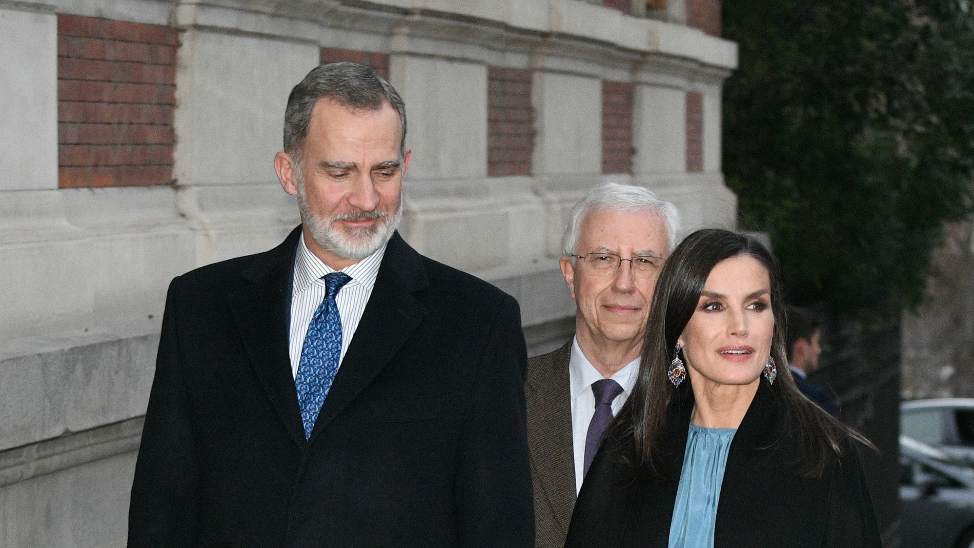 El Rey Felipe y la Reina Letizia posan a su llegada al Pleno de la Junta de la Real Academia Española.