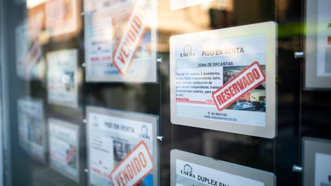 Anuncios de venta y alquiler de viviendas en una inmobiliaria de Madrid