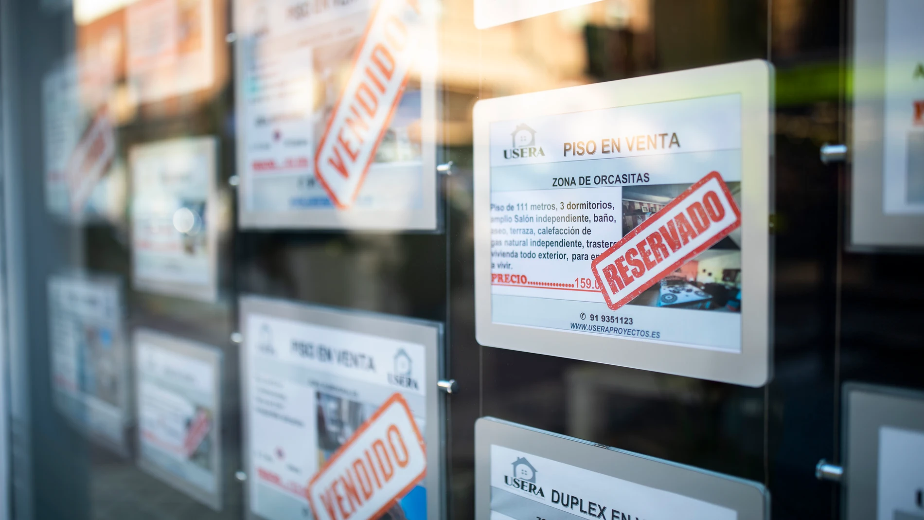 Anuncios de venta y alquiler de viviendas en una inmobiliaria de Madrid