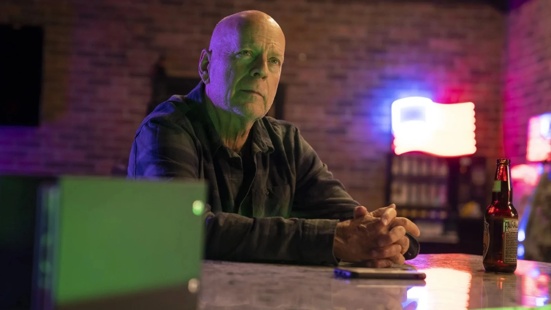 Crítica de "Detective Knight": Bruce Willis, desaparecido en combate ★★✩✩✩