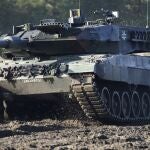 Un tanque Leopard 2 durante una demostración para los medios de comunicación organizada por la Bundeswehr alemana en Munster