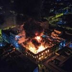 otografía del incendio de un edificio hoy, en el centro de Lima (Perú)