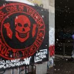Un peatón pasa junto a un mural que muestra el logotipo del mercenario ruso "Grupo Wagner"