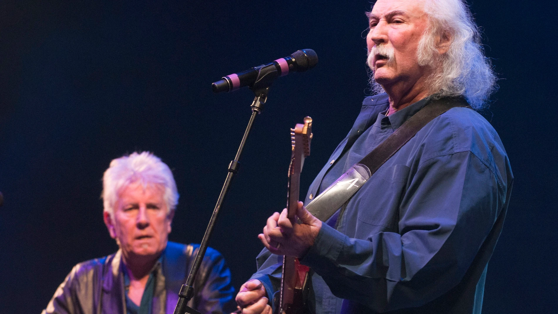 Tucson (United States).- (FILE) - US musicians David Crosby (R) and Graham Nash (L) perform at a benefit concert in Tucson, USA, on 10 March 2011 (reissued 19 January 2023). Crosby, the singer-songwriter who cofounded The Byrds and Crosby, Stills & Nash, has died at the the age of 81 his publicist has confirmed. (Estados Unidos) EFE/EPA/GARY WILLIAMS *** Local Caption *** 02627006