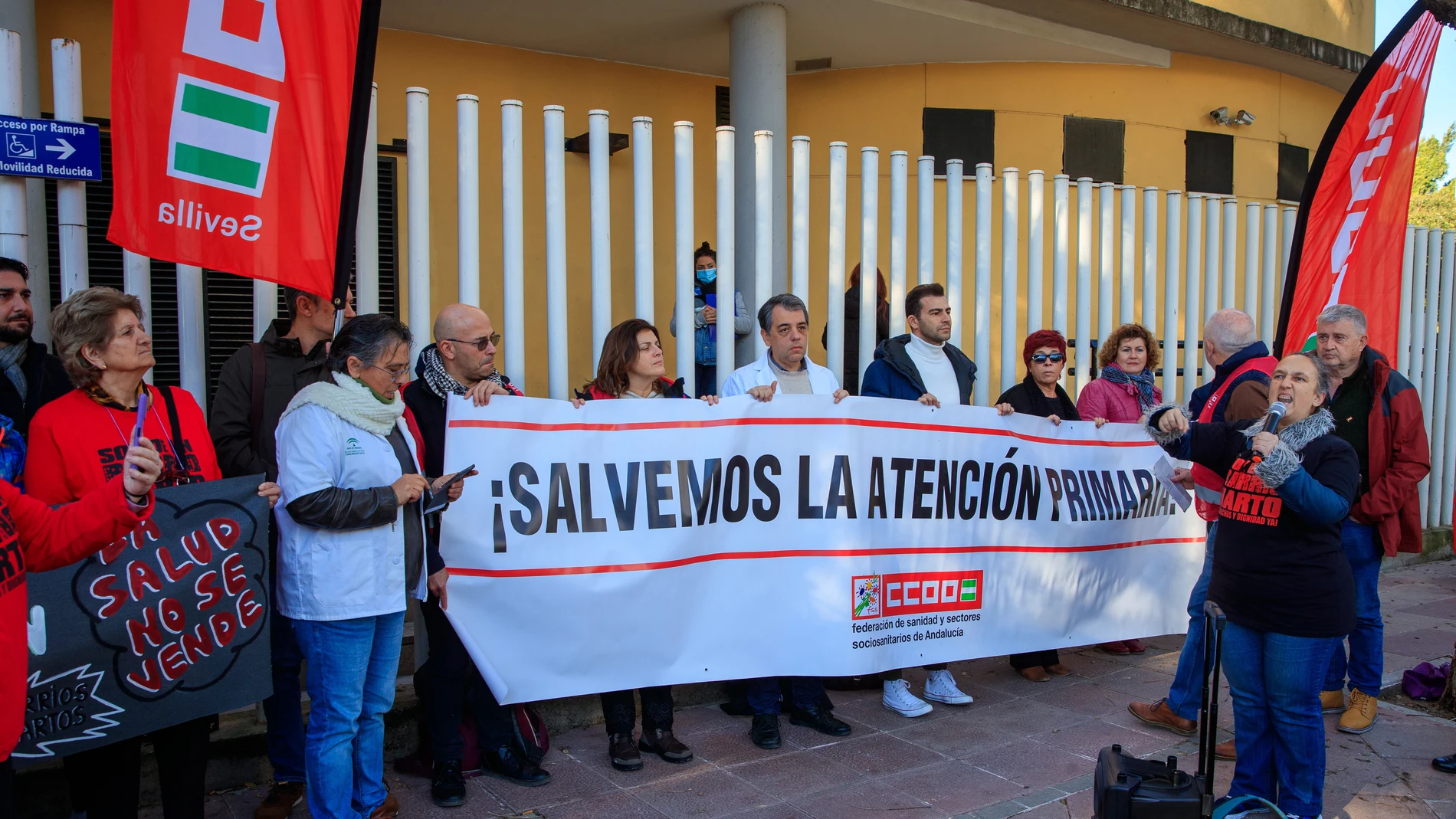 Médicos, personal sanitario, pacientes e integrantes del Sindicato Médico de Primaria (SMP) y de CCOO durante la concentración convocada ante la entrada del Centro de Salud La Plata en el Barrio Amate de Sevilla. EFE/ Julio Muñoz