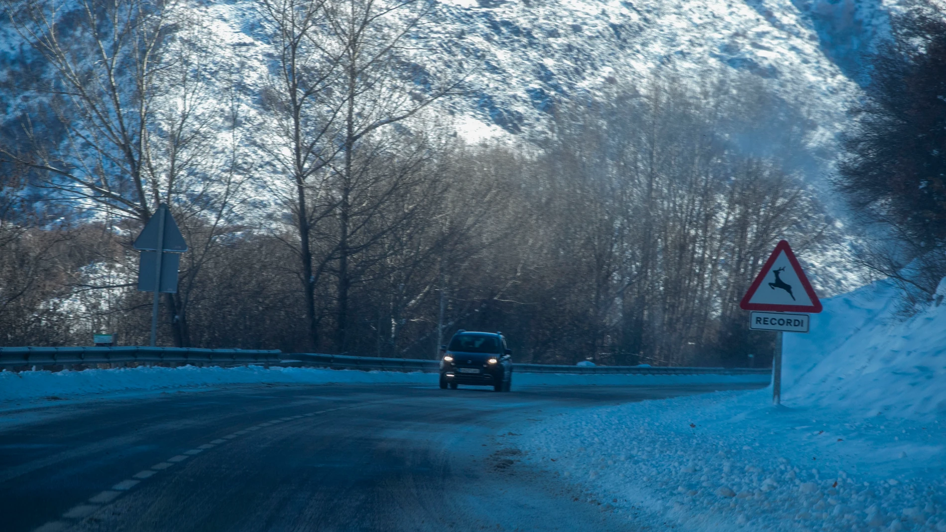 Un coche circula por una carretera con nieve, a 20 de enero de 2023, en Esterri d’Àneu, Lérida