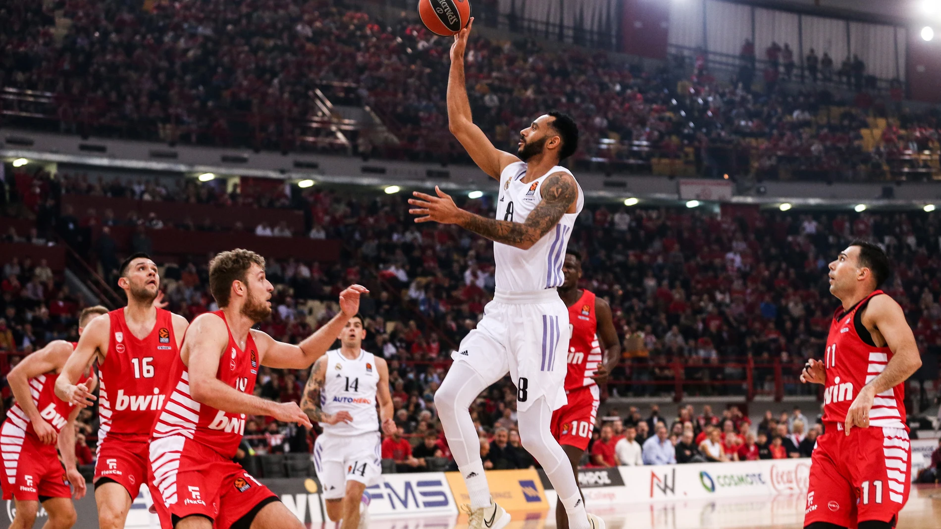 Petr Cornelie lanza a canasta en el Olympiacos - Real Madrid de la Euroliga