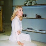 Carmen Lomana con vestido blanco en invierno.