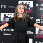 Ángela Molina con vestido plisado.