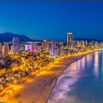 Benidorm es una ciudad con amplias avenidas de tránsito apacible llena de espacios de arte y comercio