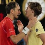 Daniil Medvedev da la enhorabuena a Sebastian Korda, su verdugo en tercera ronda del Open de Australia
