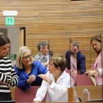 La síndica saliente de Ciudadanos en Les Corts (Izquierda), Ruth Merino, junto a la síndica actual, Mamen Peris, y la síndica adjunta, Mercedes VenturA