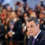 MADRID, 20/01/2023.- El presidente del Gobierno, Pedro Sánchez, pronuncia unas palabras durante su visita este viernes a la Feria Internacional de Turismo FITUR 2023, en el recinto ferial IFEMA, en Madrid. EFE/Javier Lizón