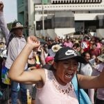 Ciudadanos protestan junto a la sede de la Prefectura, donde se encuentran los manifestantes detenidos en Lima (Perú).