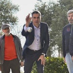Pedro Sánchez jugando a la petanca con jubilados en Coslada
