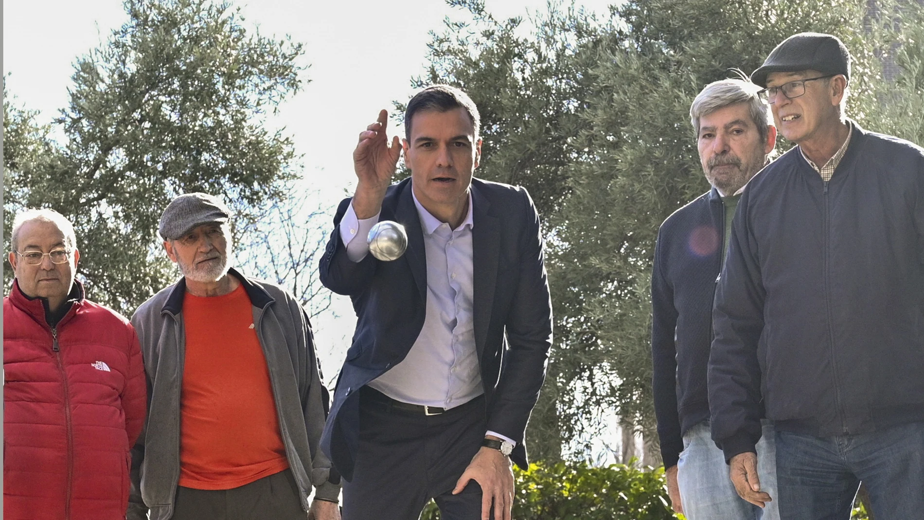 Pedro Sánchez jugando a la petanca con jubilados en Coslada