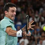 Roberto Bautista Agut da un golpe de derecha en el Open de Australia