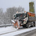 Trabajo de las máquinas quitanieves en el norte de Palencia