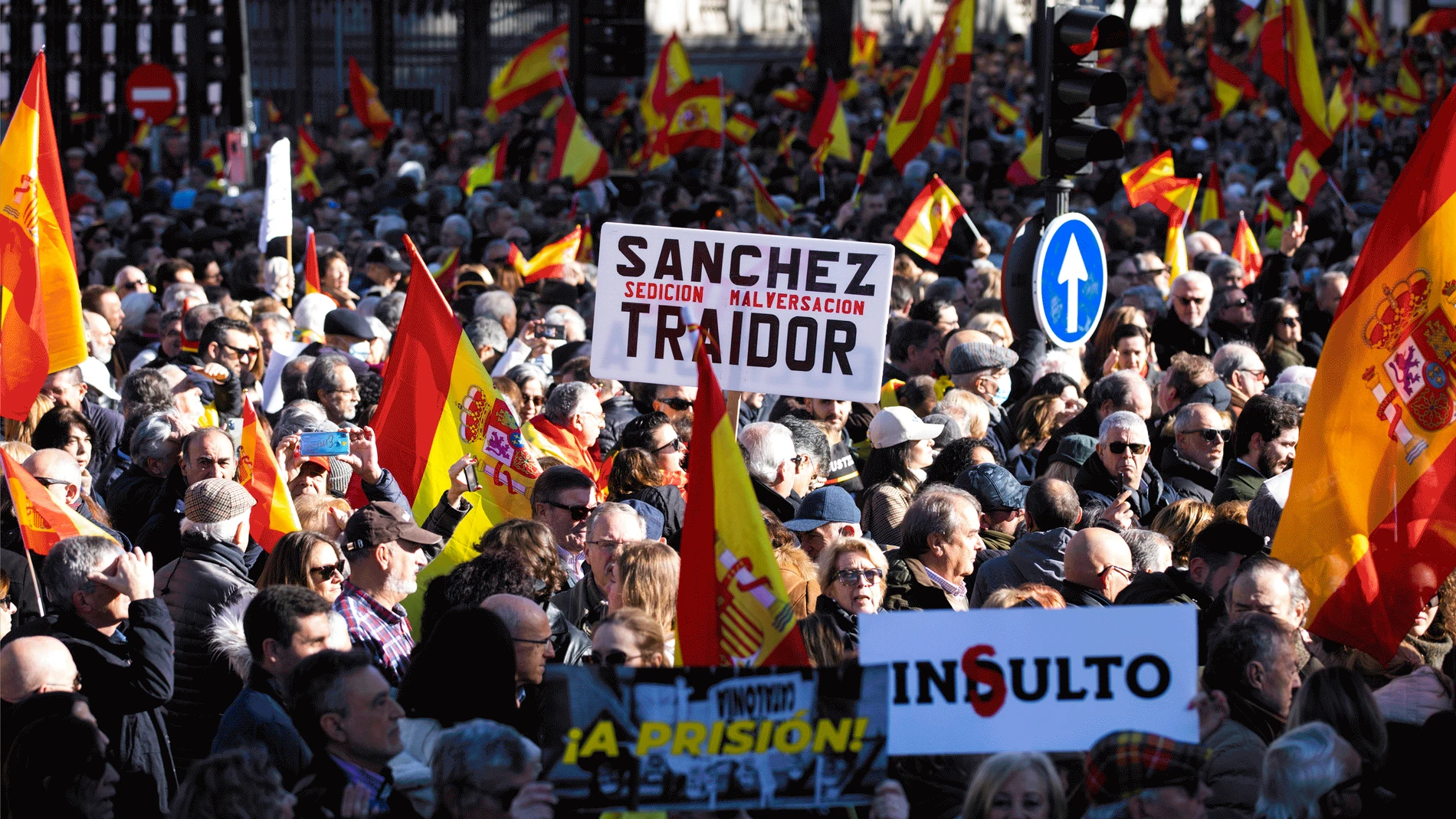 Manifestación en la Plaza de Cibeles de Madrid bajo el lema "Por España La Constitución y La Democracia".