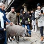 La localidad salmantina de La Alberca celebra la tradicional rifa del marrano de San Antón