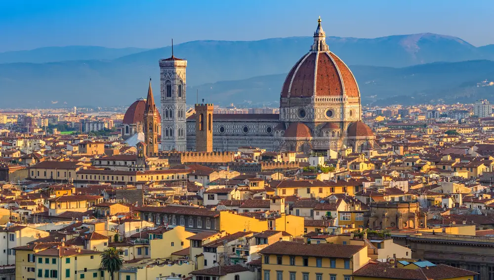 Florencia es un lugar lleno de monumentos históricos, empezando desde la catedral de Santa María del Fiore