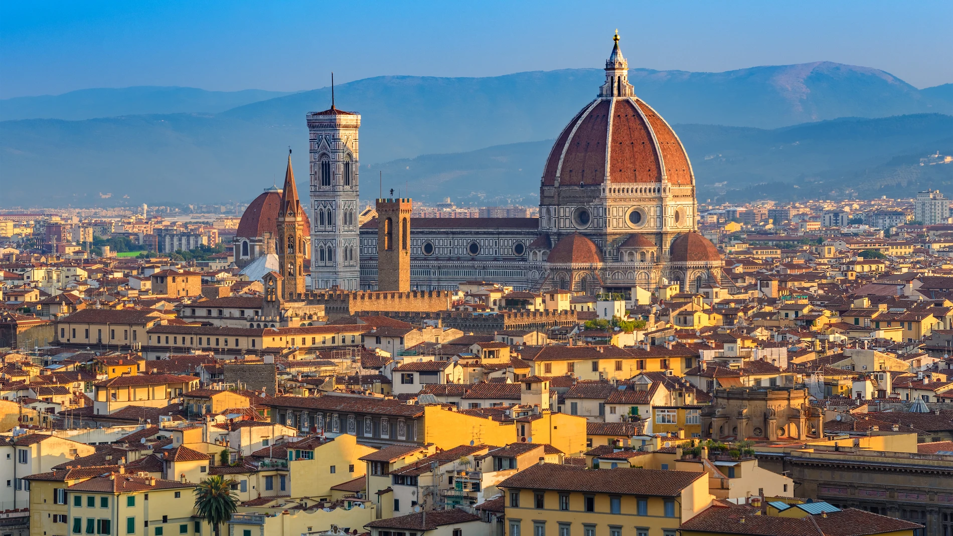 Florencia es un lugar lleno de monumentos históricos, empezando desde la catedral de Santa María del Fiore