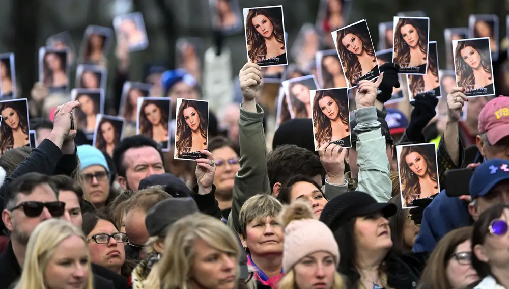 Miles de fans dan su último adiós a Lisa Marie Presley