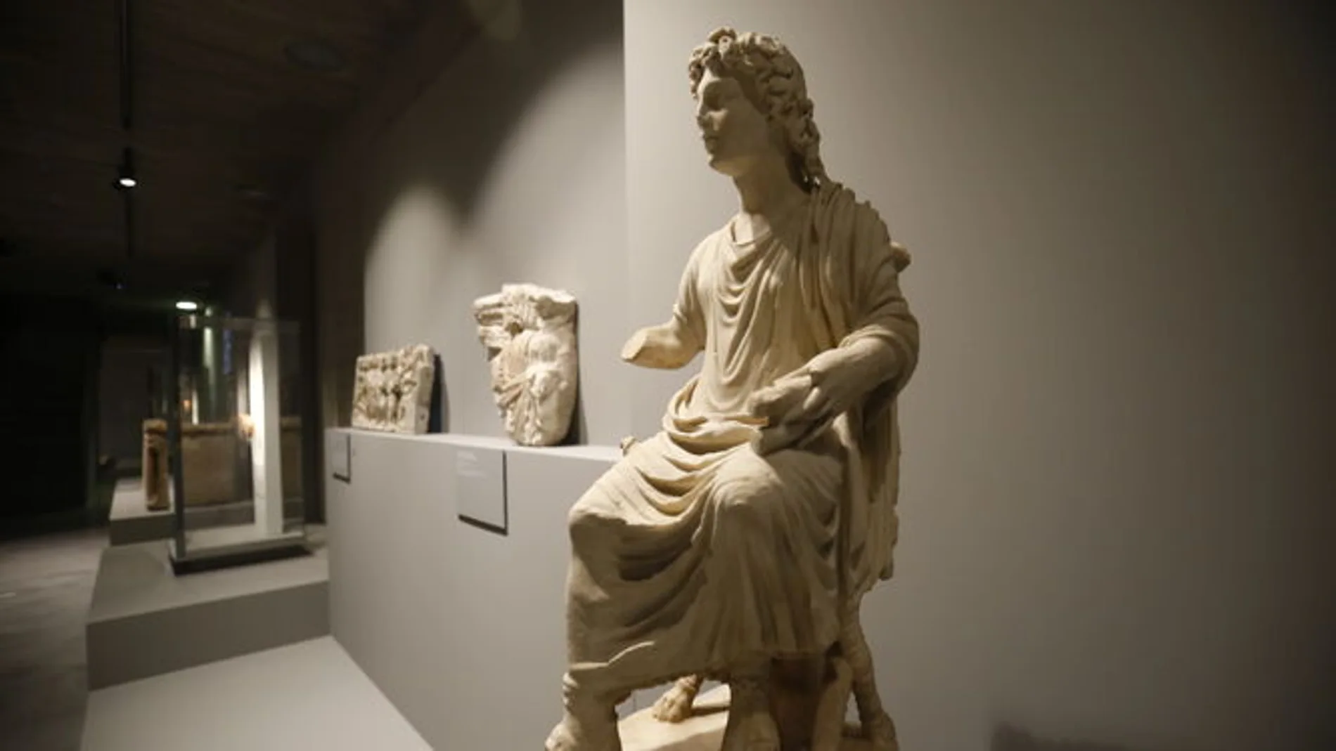 Escultura de Cristo sentado en el C3A