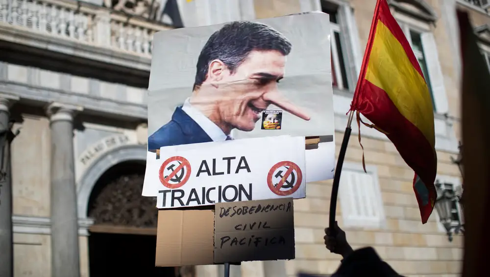 Cartel visto durante la concentración convocada por la plataforma constitucionalista Cataluña Suma contra el presidente del Gobierno, Pedro Sánchez