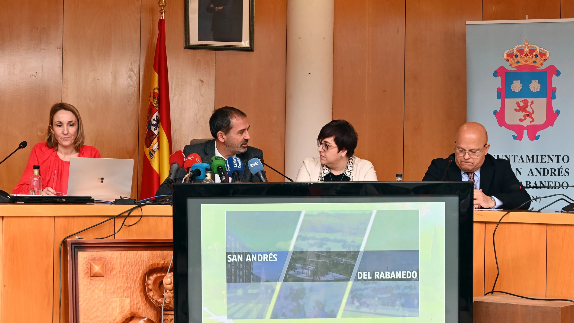 El secretario general de Infraestructuras del Ministerio de Transportes, Movilidad y Agenda Urbana, Xavier Flores, presenta el proyecto de integración del ferrocarril en el municipio de San Andrés del Rabanedo