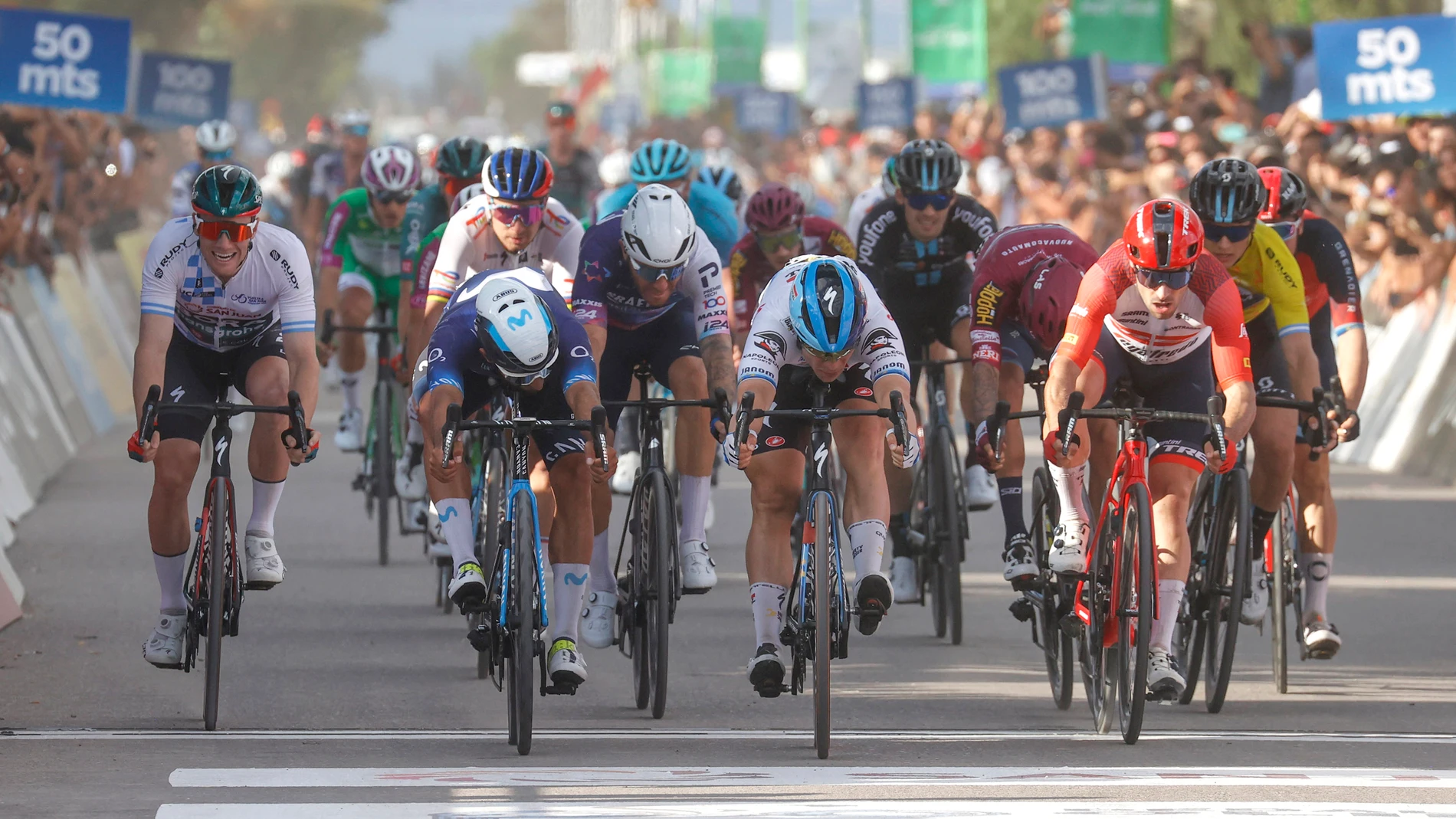 Jakobsen se impone a Gaviria en el esprint