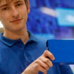 Uno de los estudiantes del centro de formación de Volkswagen en su planta de Salzgitter (Alemania)
