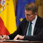 El líder del PP, Alberto Núñez Feijóo rubrica su compromiso de regeneración en Cádiz