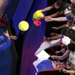 Djokovic firma autógrafos después de su victoria ante De Miñaur
