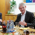 El presidente de la Generalitat, Ximo Puig junto al alcalde de Salzgitter, Frank Klingebiel, tras visitar la fabrica de baterías electricas