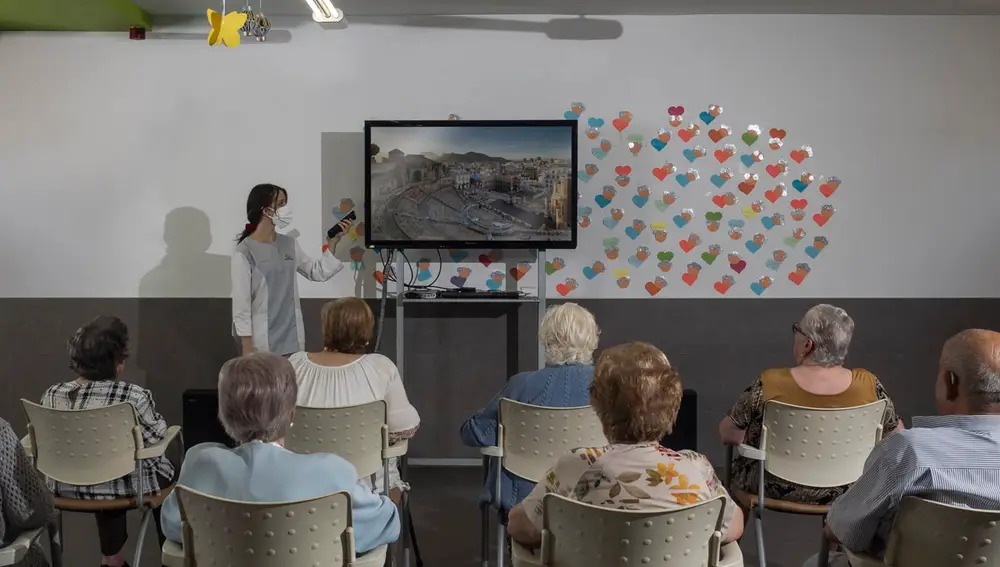 Usuarios del centro de día integrado en la Residencia Clecevitam Gerohotel, en Laguna de Duero (Valladolid).