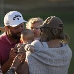 Jon Rahm celebra con su familia la victoria en el The American Express